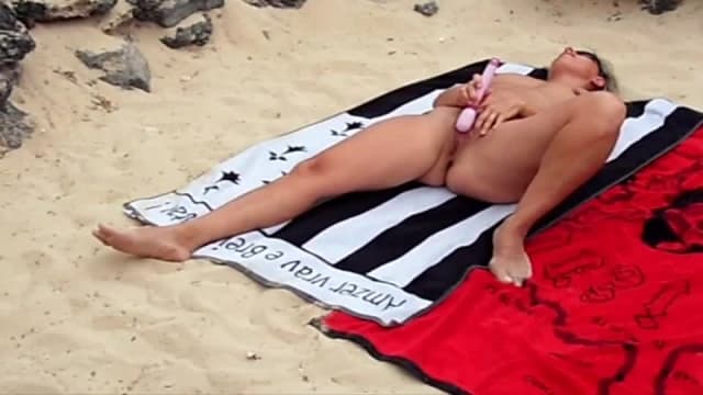 Mulher se masturbando na praia porno amadores