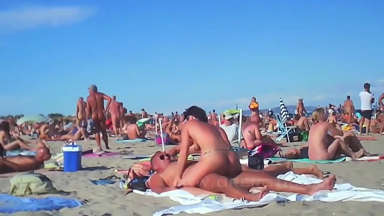 Nessa praia de nudismo, todos estão transando!